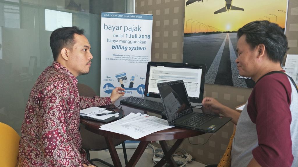 Account Representative sedang mendengarkan keluhan wajib pajak