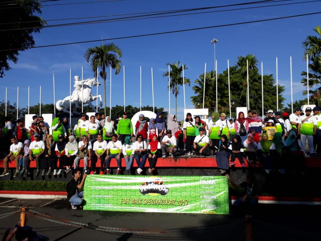 Disela kegiatan funwalk, peserta foto bersama di alun-alun kota yang menjadi icon Magelang.