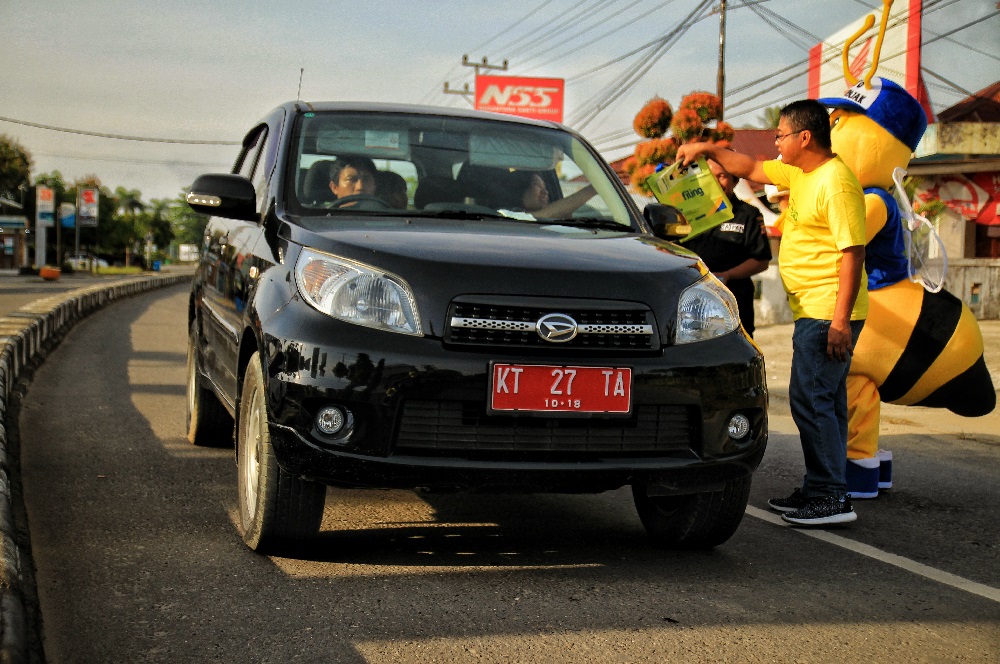 Bagi-bagi Brosur tentang Kewajiban Perpajakan untuk Wajib Pajak yang Baru Memiliki NPWP