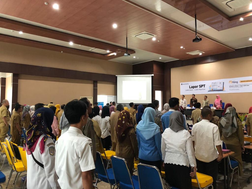 Para peserta menyanyikan lagu kebangsaan Indonesia Raya.