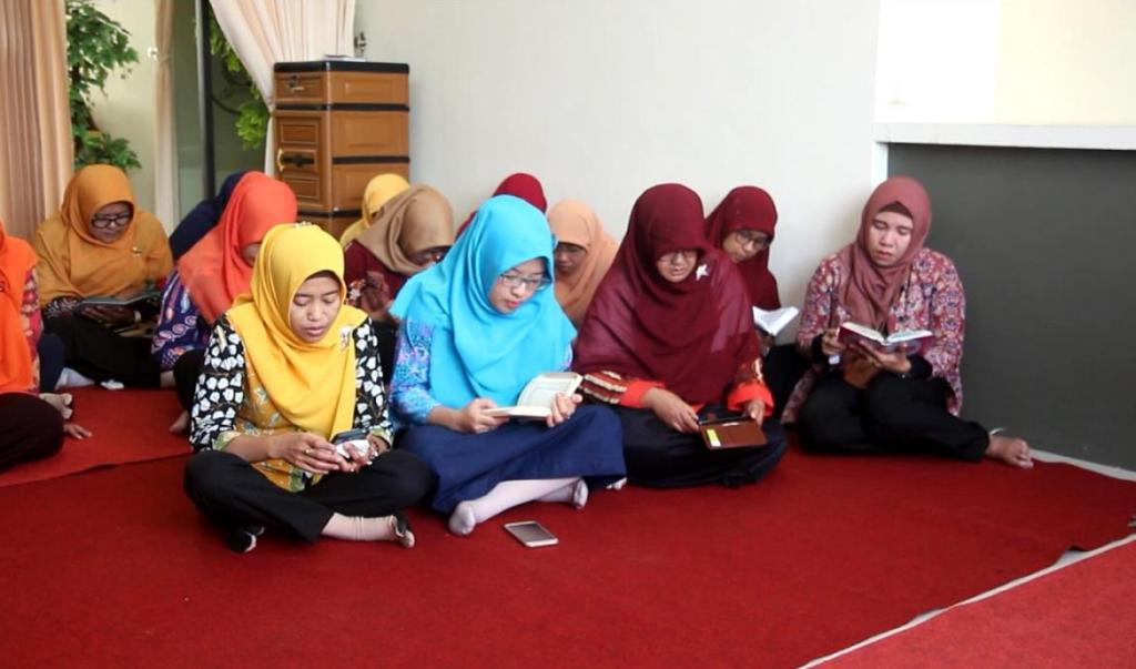 Pegawai KPP Kuningan juga mendoakan almarhum salah satu putri pegawai dan bapak mertua Kepala Seksi PDI Suminto