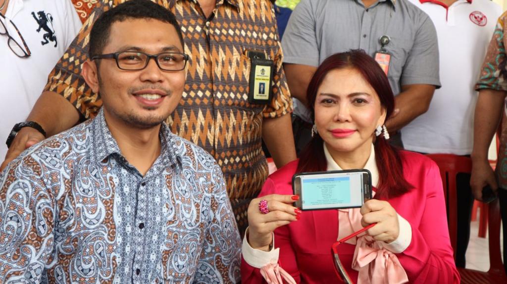 Bupati Minahasa Utara menunjukkan BPE lewat handphone