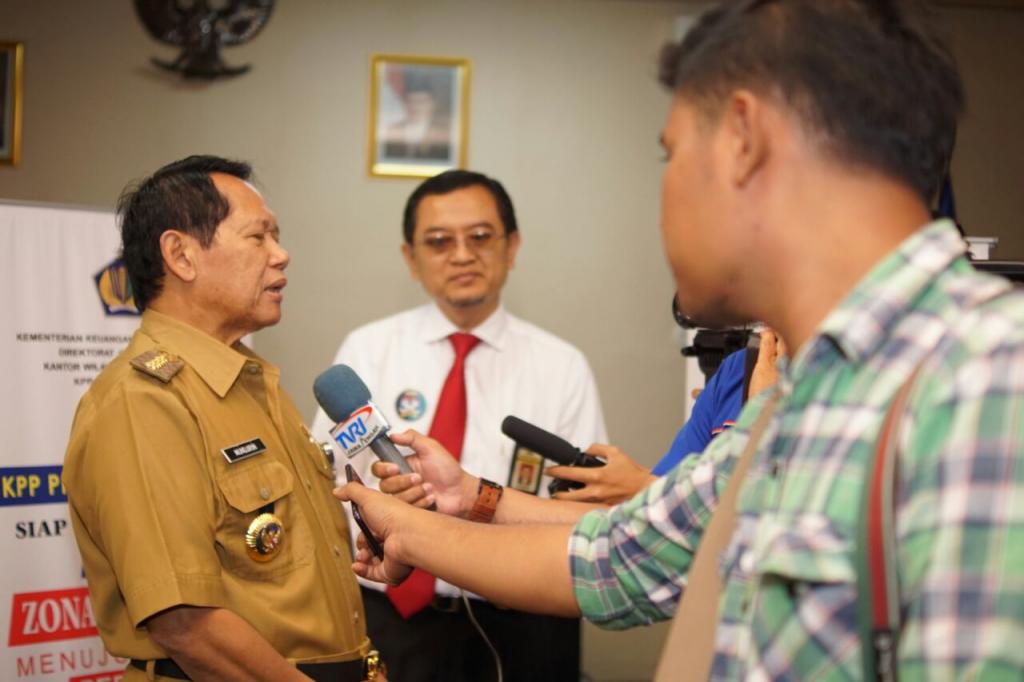 Bupati Semarang kembali menegaskan dukungan bagi upaya kantor pajak untuk meningkatkan penerimaan negara khususnya dari pajak. Bupati Semarang meminta seluruh pegawai di lingkungan Pemerintah Daerah Kabupaten Semarang serta seluruh warga Kabupaten Semarang untuk melaporkan SPT Tahunan Pajak Penghasilan Orang Pribadi Tahun Pajak 2017 sebelum batas waktu tanggal 31 Maret 2018.