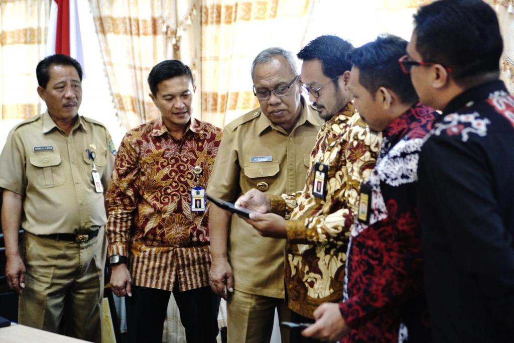 Bupati melihat bukti penyampaian SPT melalui akun djponline