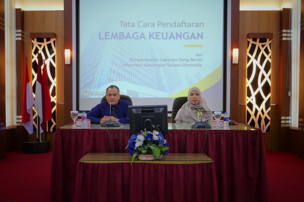 Slamet Sutantyo (Kakanwil DJP Kalbar) didampingi Nurbaeti Munawaroh (Kepala KPP Pontianak) membuka acara sosialisasi