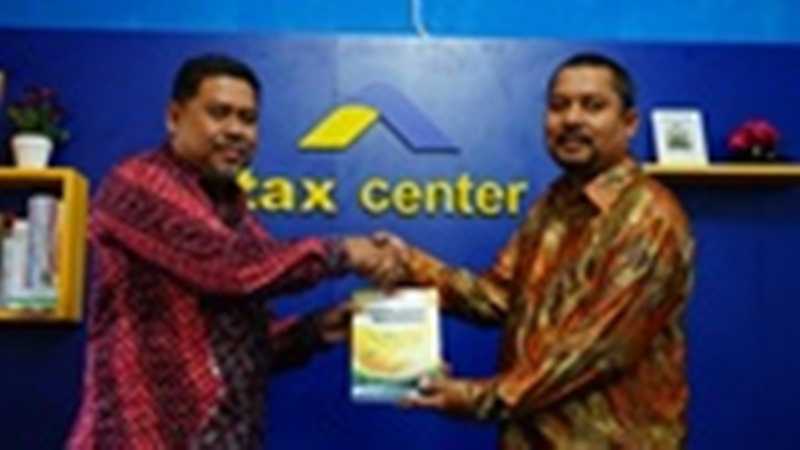 Pemberian buku secara simbolis dari Kanwil DJP Aceh kepada Universitas Malikussaleh Lhokseumawe