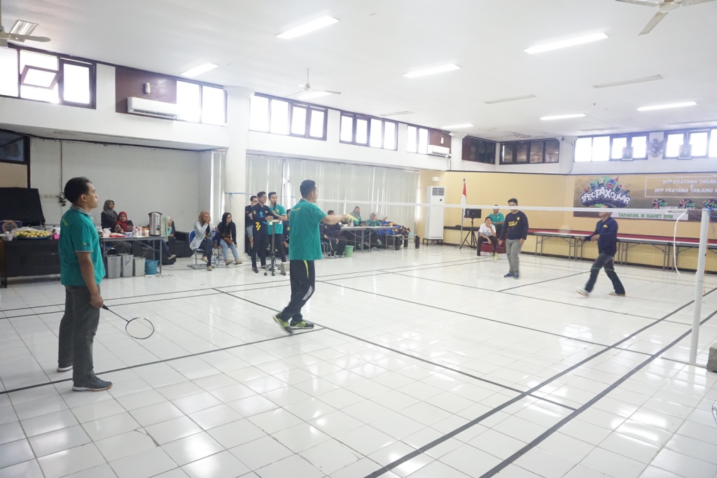 Suasana pertandingan bulutangkis yang dilaksanakan di Aula KPP Pratama Tarakan