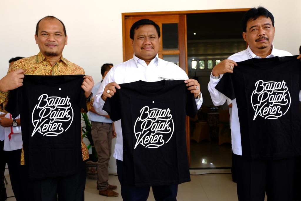 Bangga bayar Pajak !!! (in frame: Ka.KPP, Bupati dan Wabup)