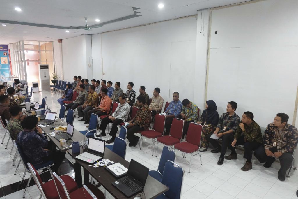 Satuan Tugas SPT Tahunan KPP Pratama Baubau mengikuti rapat evaluasi