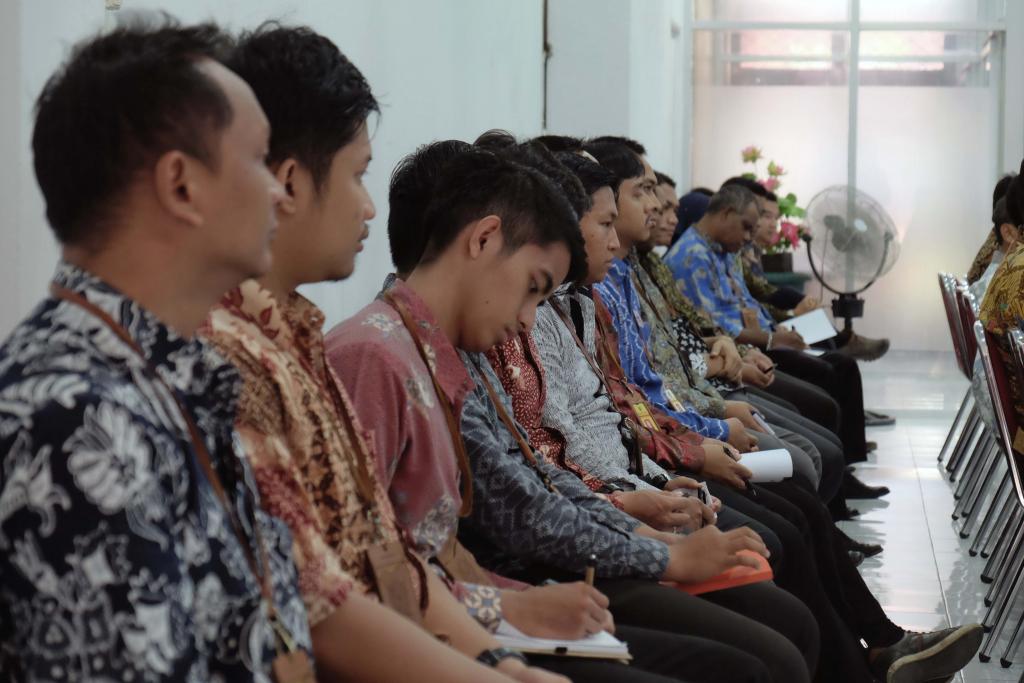 Satgas SPT Tahunan menyimak paparan dari Kepala KPP Pratama Baubau