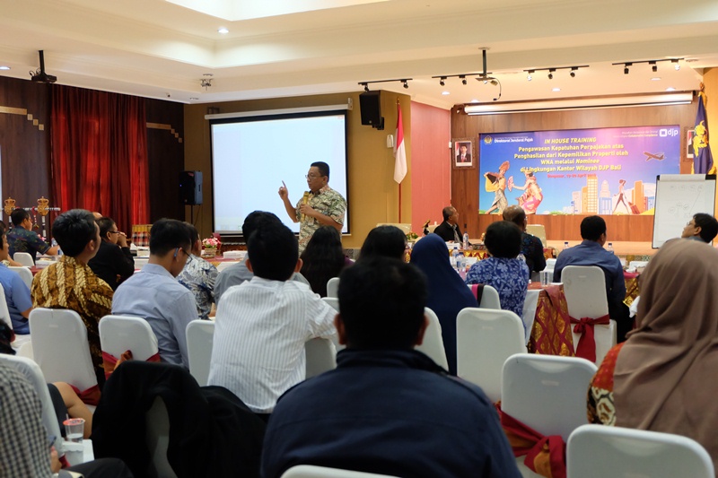 Edward Hamonangan Sianipar Tenaga Pengkaji Kantor Pusat Direktorat Jenderal Pajak memberikan paparan terkait nominee