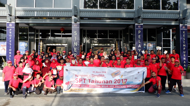 Foto Bersama Keluarga Besar KPP Pratama Gorontalo