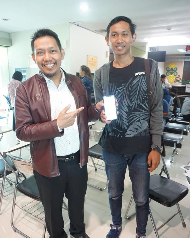 Samon Jaya bersama salah seorang Wajib Pajak yang telah melaporkan SPT Tahunan