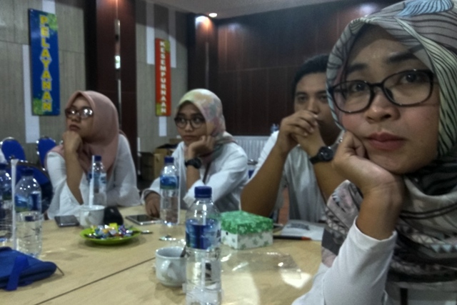 Fasilitator dari KPP dan KP2KP berbaur membuat kelompok yang terdiri dari 8 atau 9 orang. Mereka berdiskusi dan bekerjasama selama pelatihan berlangsung. Tampak raut muka serius ketika mereka mengikuti materi yang disampaikan.