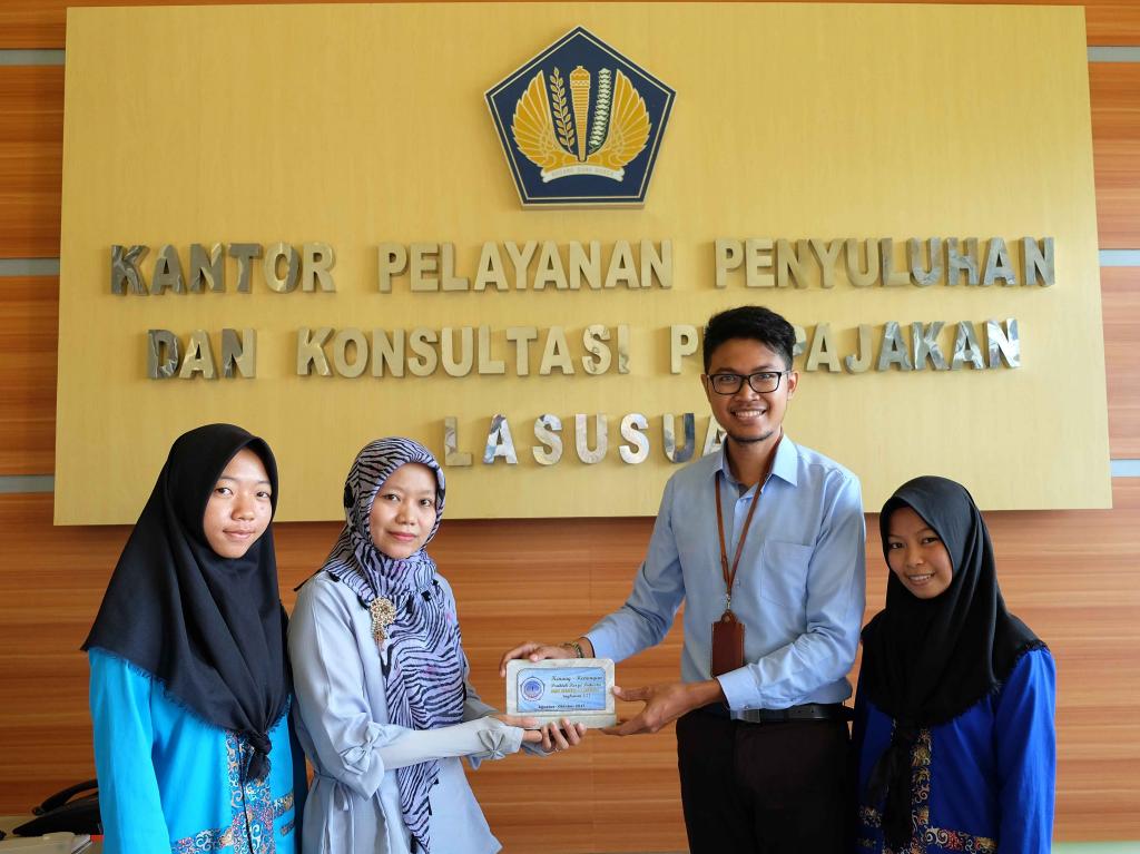 Firna (kiri) dan Rindy (kanan) siswi SMKN 1 Lasusua mengakhiri pengenalan tugas pokok dan fungsi KP2KP Lasusua di KP2KP Lasusua