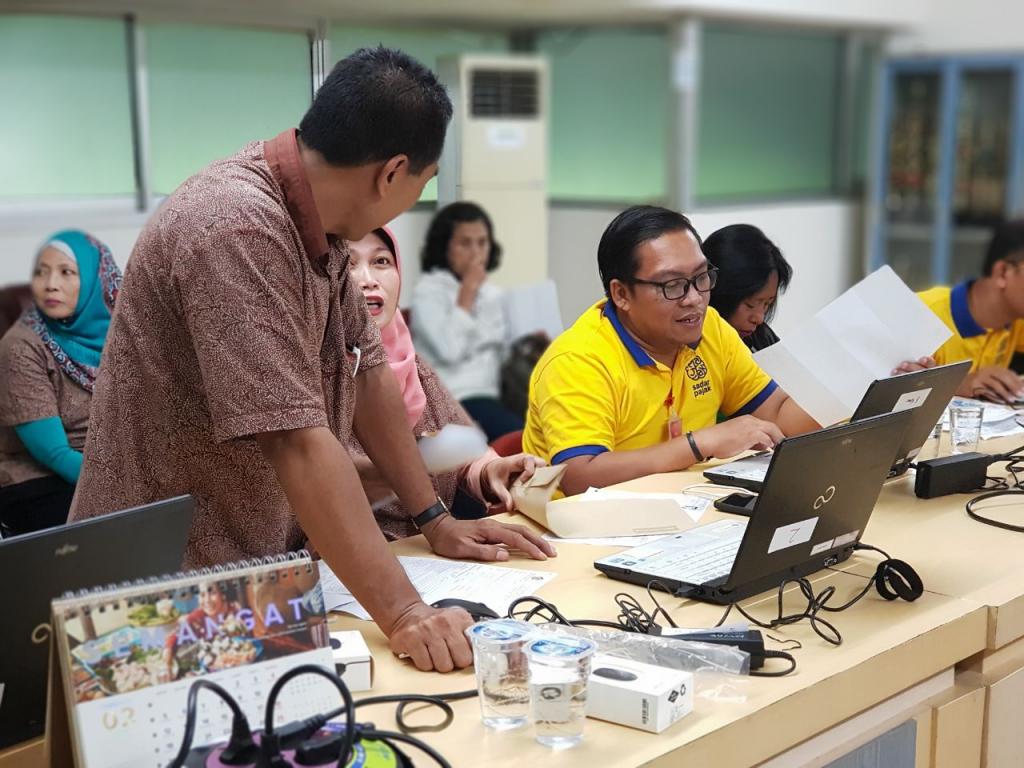 Ade Tri Cahyono memberikan pendampingan e-Filing
