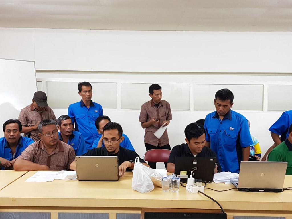 Agus Sandra Kusdianto memberikan pendampingan e-Filing