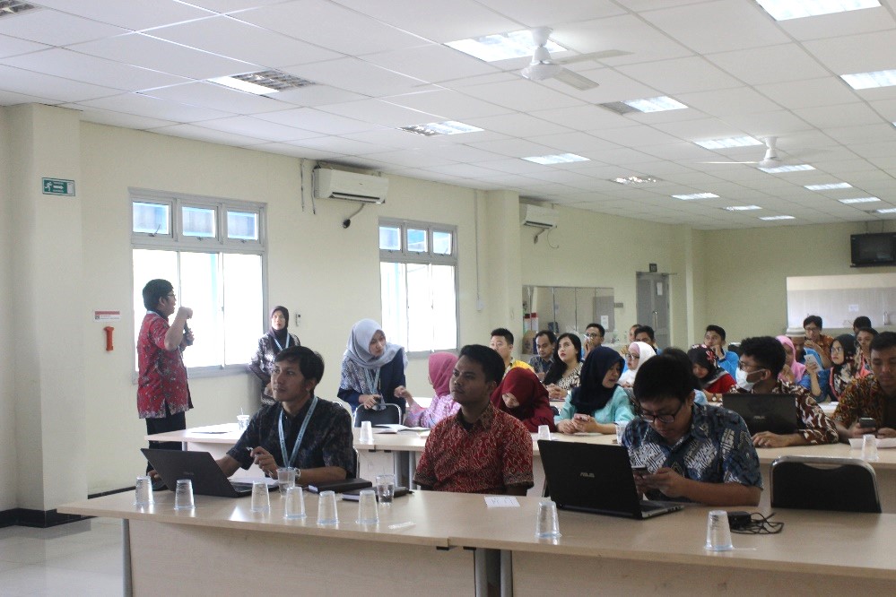 Narasumber memberikan pemaparan mengenai e-filing kepada para karyawan PT Hon Chuan Indonesia