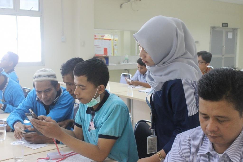 Petugas sosialisasi memandu karyawan dalam pengisian e-filing