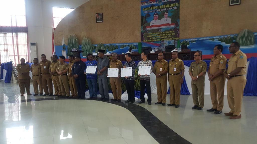 Gubernur dan Bupati bersama setelah melakukan penandatanganan Piagam Pencanangan Zona Integritas