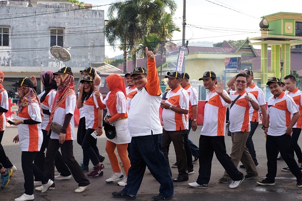 Funwalk dan pembagian leaflet anti korupsi di sepanjang jalan utama Kota Padangsidempuan