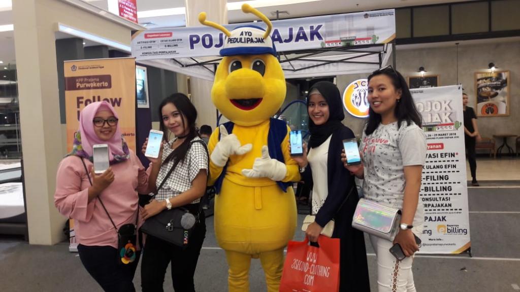 Wajib Pajak foto bersama kojib setelah berhasil mengisi e-filing