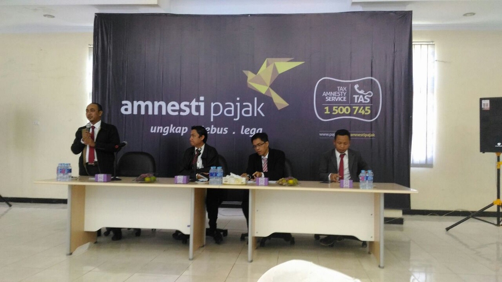 Account Representative KPP Pratama Tapaktuan yang menjadi pemateri dalam acara Sosialisasi Amnesti Pajak