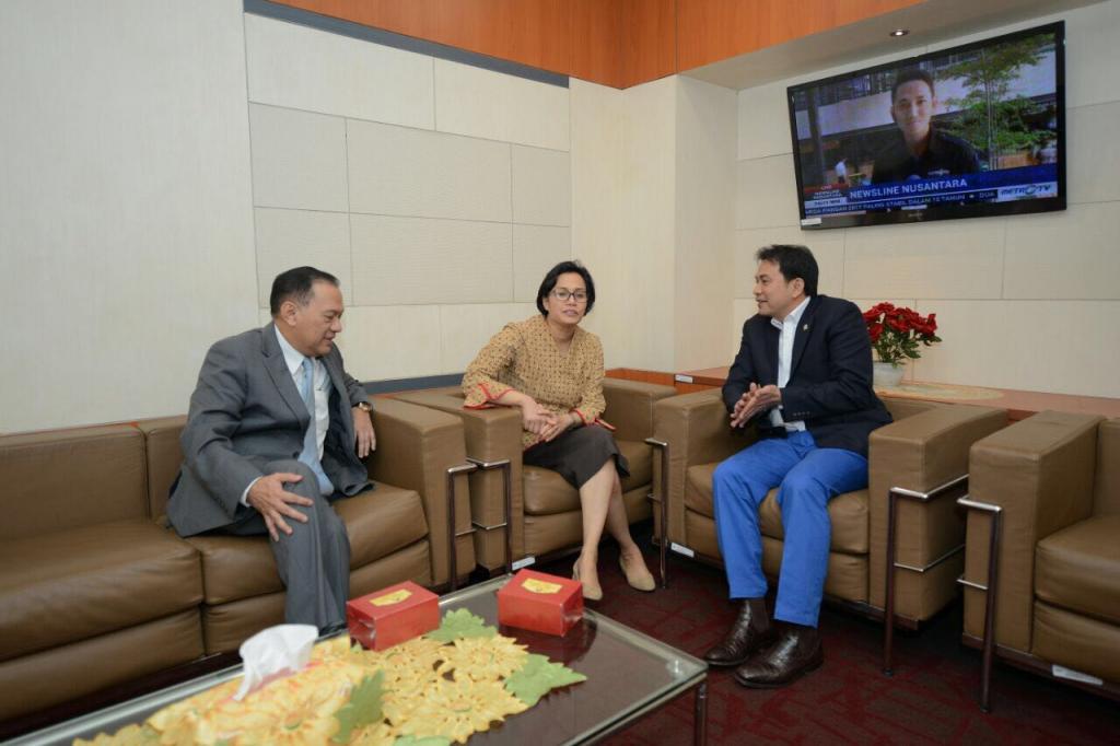 Gubernur Bank Indonesia Agus Martowardojo, Menteri Keuangan RI Sri Mulyani, dan Ketua Banggar DPR RI Aziz Syamsuddin.