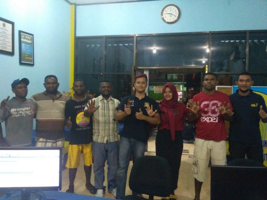 Berfoto bersama wajib pajak untuk menghilangkan penat.