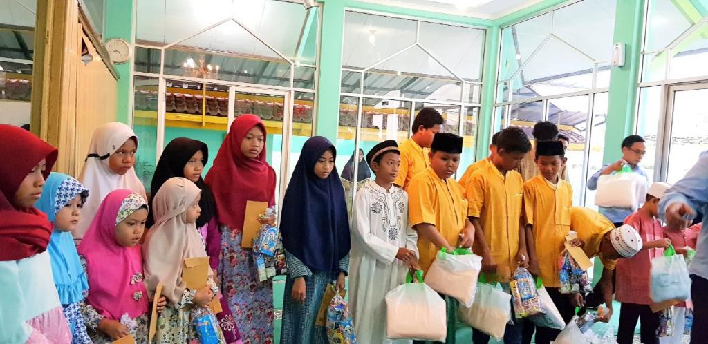 Pembagian santunan dari pegawai