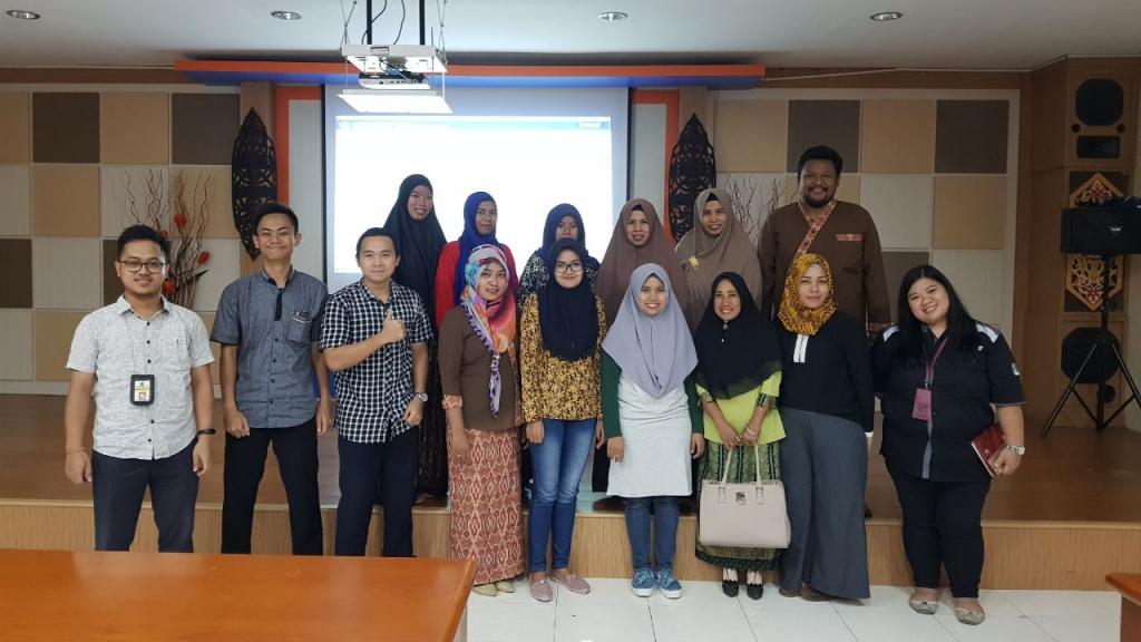 Pegawai KPP Pratama Tenggarong dan Bendaharawan berfoto bersama.