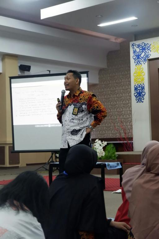 Kepala Kanwil DJP Kalimantan Timur dan Utara menyapa dan memberikan sambutan kepada pegawai KPP Pratama Samarinda.