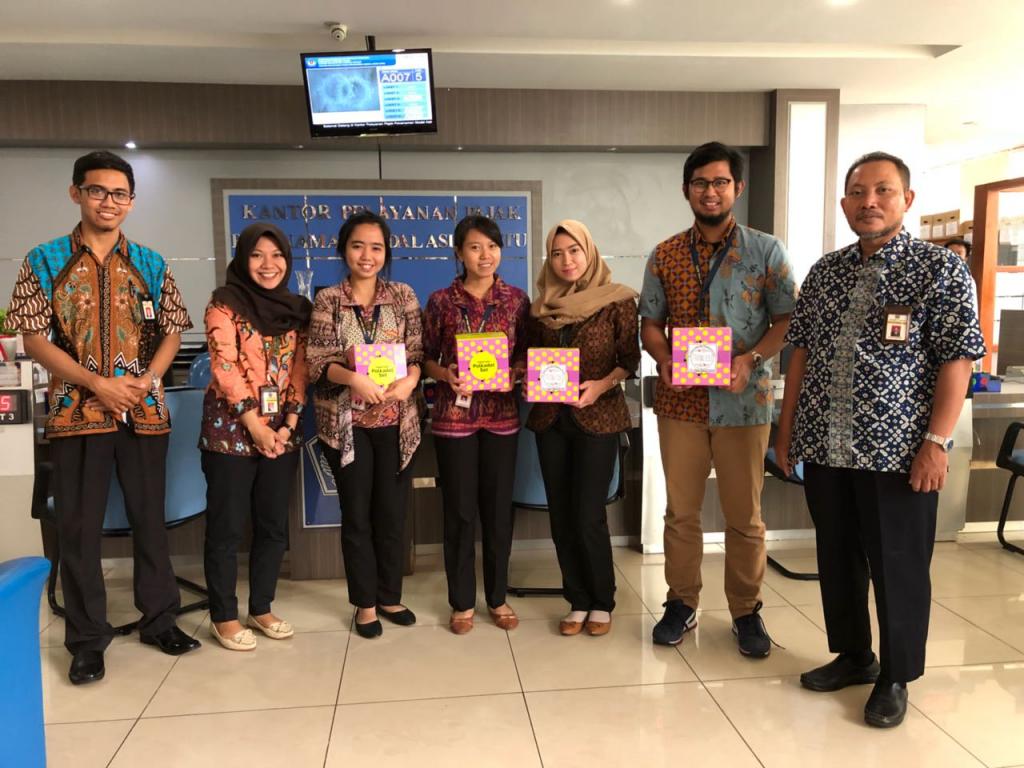 Kepala Seksi Bimbingan Pelayanan dan Konsultasi Kanwil DJP Jakarta Khusus mengantarkan langsung hadiah ke KPP PMA Satu