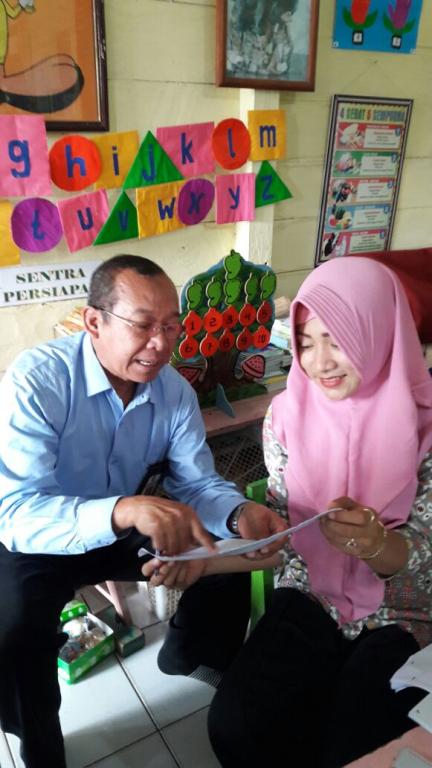 Kepala Seksi Pengawasan dan Konsultasi 3 KPP Pratama Bojonegoro Munaji menjelaskan tata cara pengisian SPT Tahunan kepada salah satu peserta