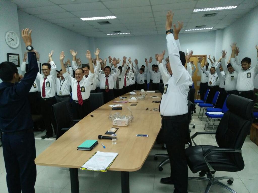Pelatihan gerakan peregangan untuk menghindari kanker.