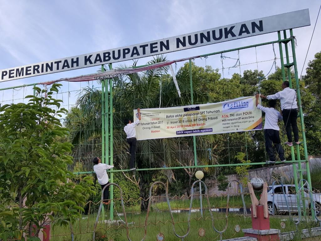 Prosesi Pemasangan Spanduk di depan Kantor Bupati Nunukan