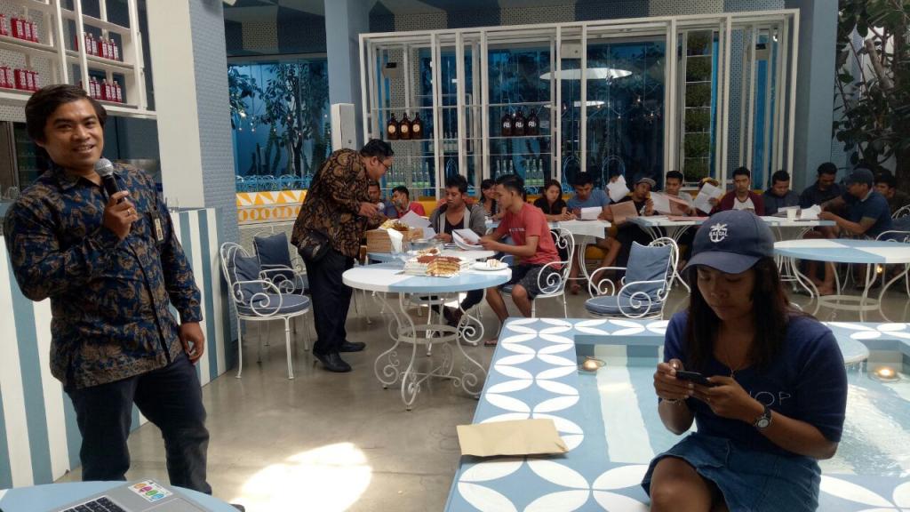 Ketut Astra Purnabawa menjawab pertanyaan yang diajukan oleh peserta sosialisasi