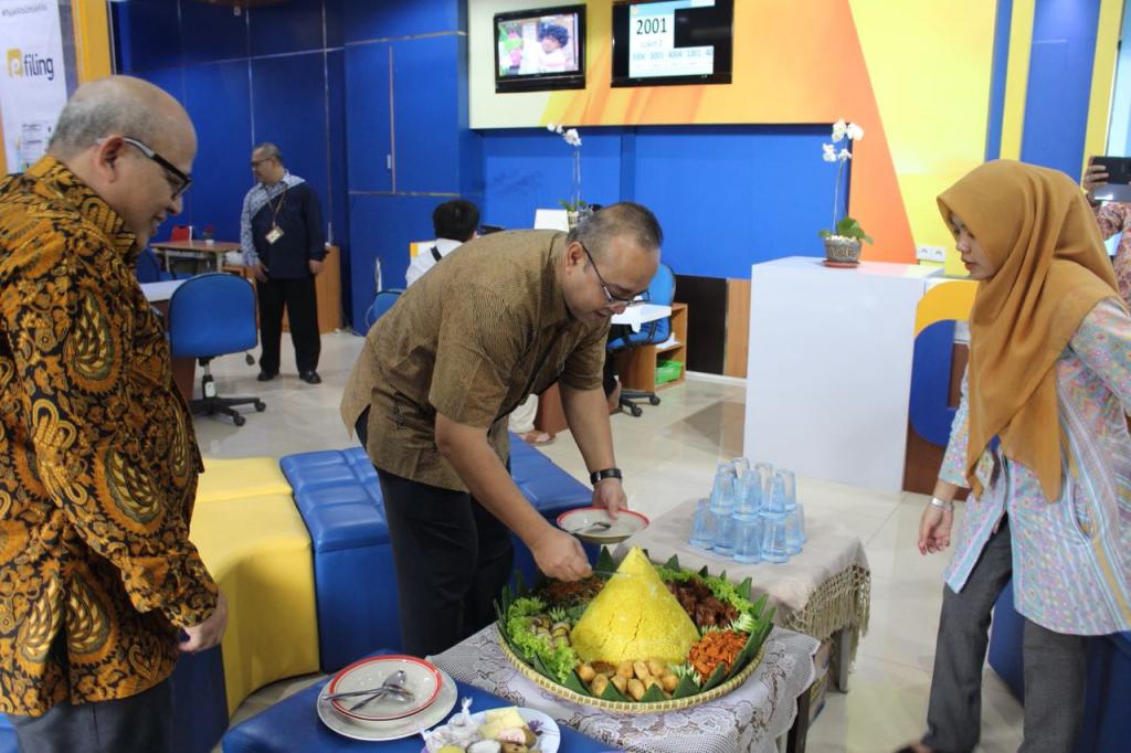 Pemotongan nasi tumpeng sebagai bentuk rasa syukur KPP Pratama Tasikmalaya