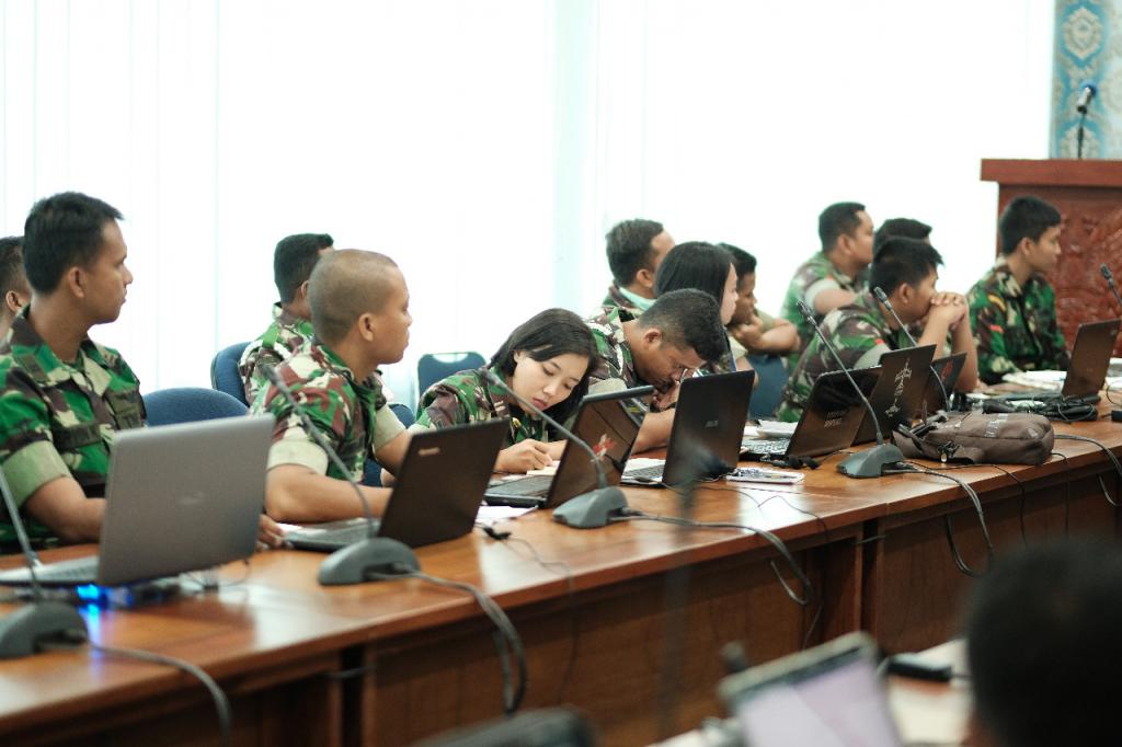 Anggota TNI AU Lanud Supadio (Bagian Keuangan) mendengarkan materi perpajakan