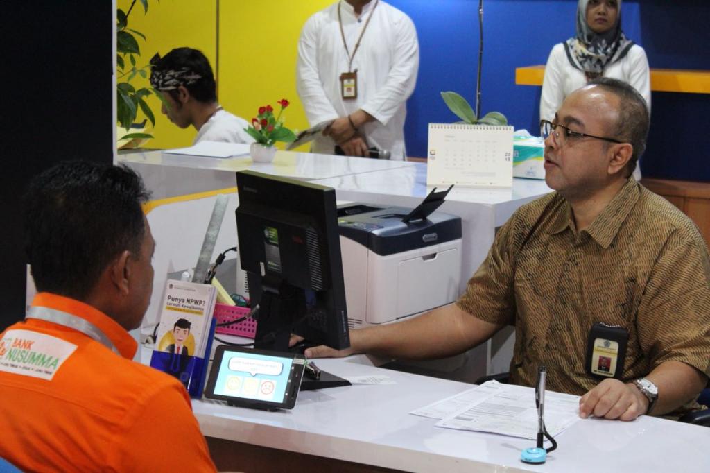 Kepala Kanwil DJP Jabar I sedang melayani wajib pajak di TPT baru KPP Pratama Tasikmalaya