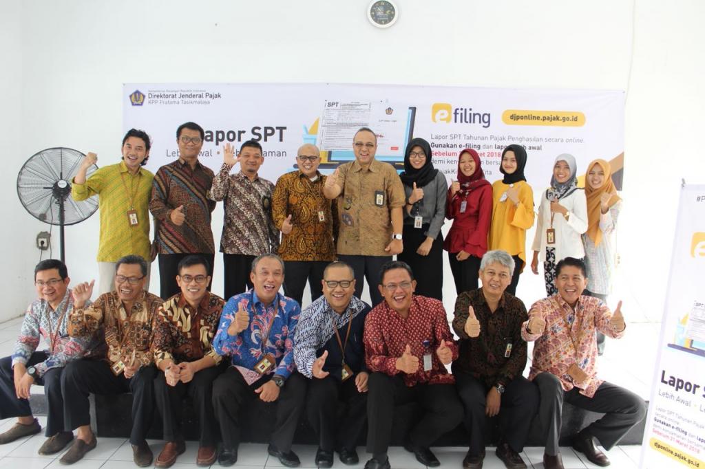 Kepala Kanwil DJP Jabar I beserta pejabat KPP Pratama Tasikmalaya berfoto bersama