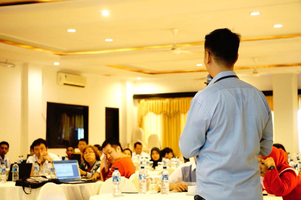 Pemateri menyampaikan materi