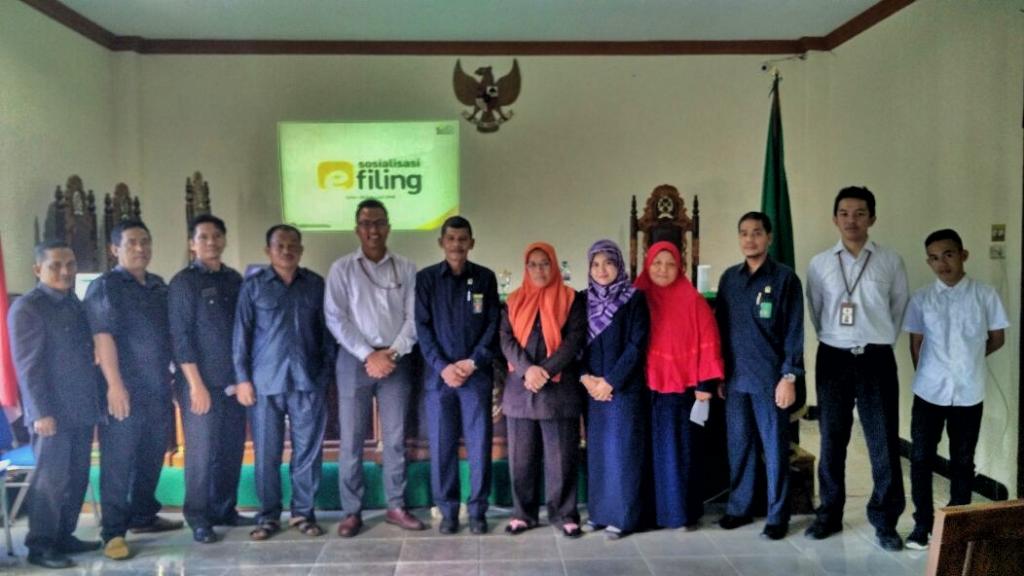 Tim Penyuluh Pepajakan dan Peserta Sosialisasi Berfoto Bersama