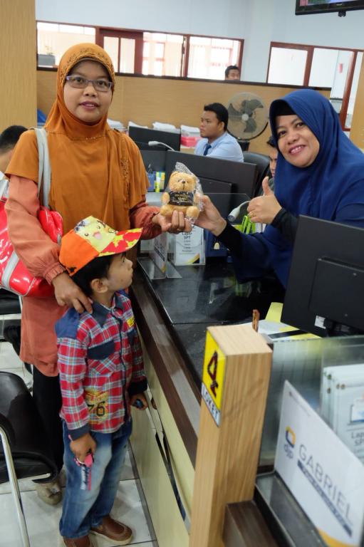 Perwakilan KPP Pratama Baubau Menyerahkan Hadiah Kepada Wajib Pajak