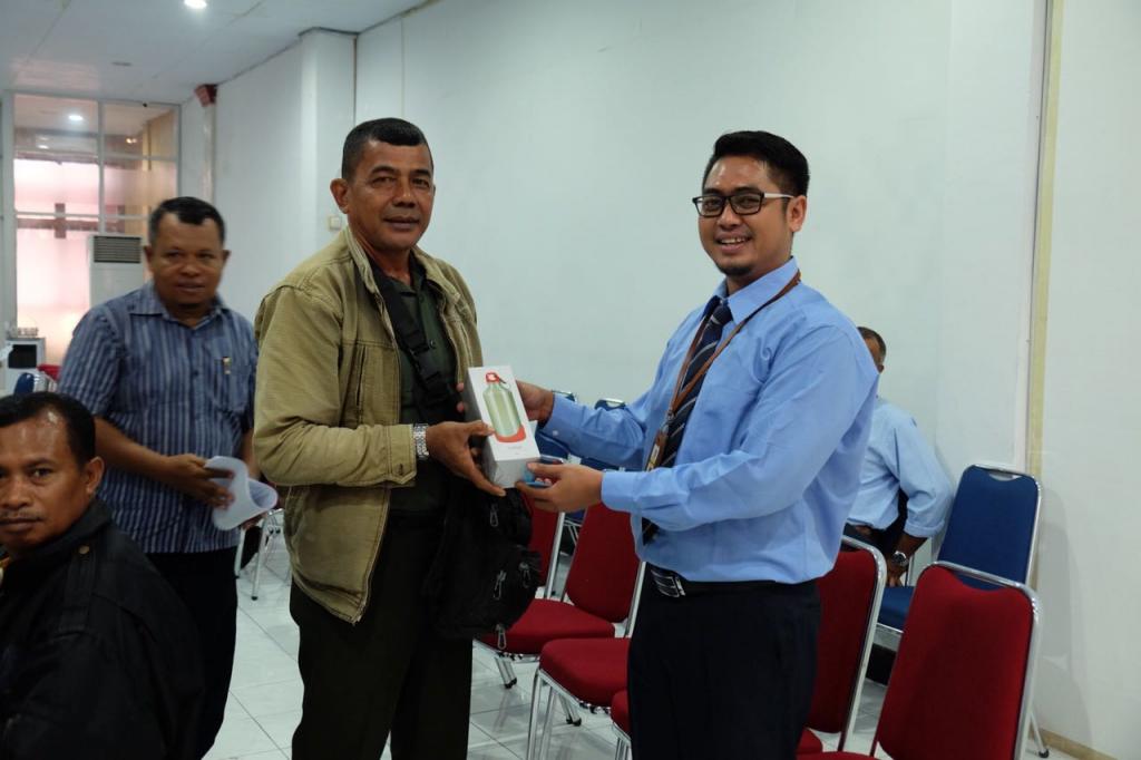 Perwakilan KPP Pratama Baubau Menyerahkan Hadiah Kepada Wajib Pajak