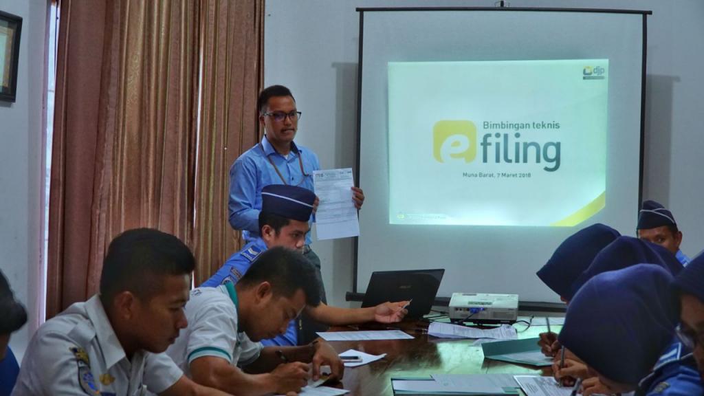 Suasana Kegiatan Edukasi dan penyuluhan Perpajakan di Bandara Sugimanuru