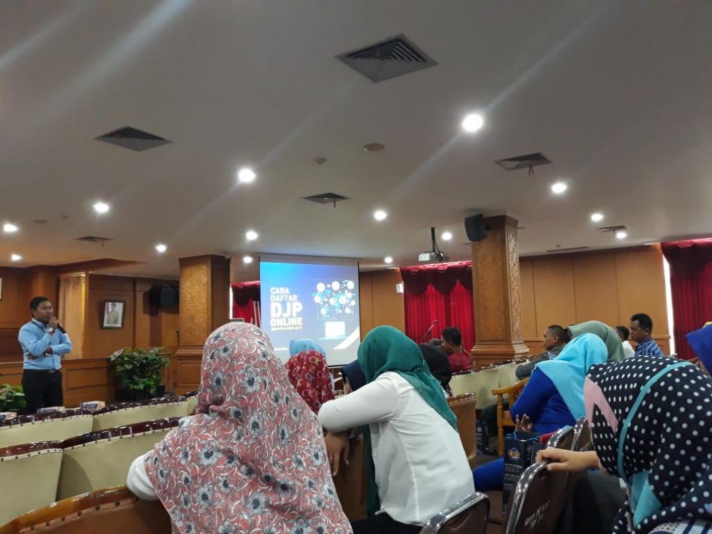 Suasana Edukasi Perpajakan Wajib Pajak Usahawan se-Kabupaten Penajam Paser UtaraSebanyak 35 usahawan se-Kabupaten Penajam Paser Utara mengikuti acara bimbingan teknis dan layanan e-Filing bagi Wajib Pajak Non Karyawan Kantor Pelayanan Pajak (KPP) Pratama Penajam di Aula Kantor Bupati Penajam Paser Utara, Jalan Propinsi KM.09, Penajam Paser Utara (Rabu 7/3). Usai menyanyikan lagu kebangsaan Indonesia Raya dan doa bersama, sambutan dari Kepala KPP Pratama Penajam Mohamad Imroni dan Sekretaris Daerah Kabupate