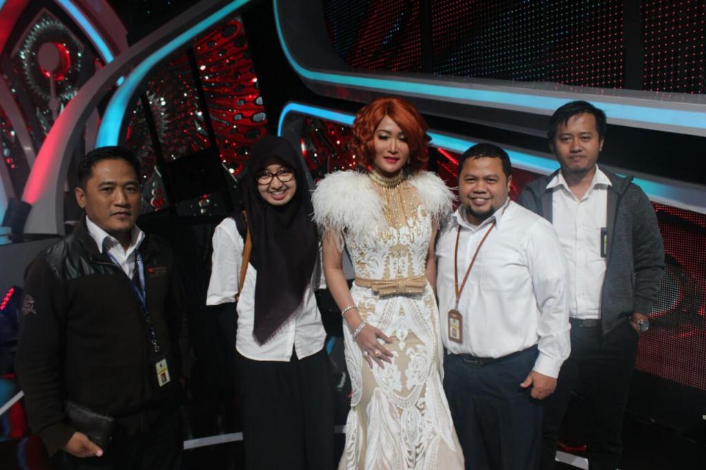 Inul Daratista berpose bersama Staf KPP Pratama Jakarta Kebayoran Lama Setelah Mengisi SPT