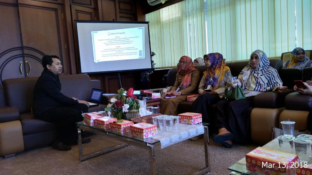 Furqan Ahmad Pelaksana Bidang DP3 Kanwil Kaltimtara Menjawab Pertanyaan Pegawai Pemkab Paser