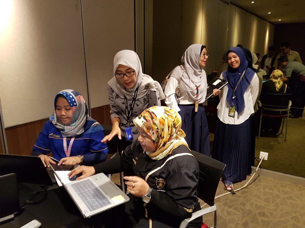 Asistensi pengisian e-Filing oleh petugas pajak